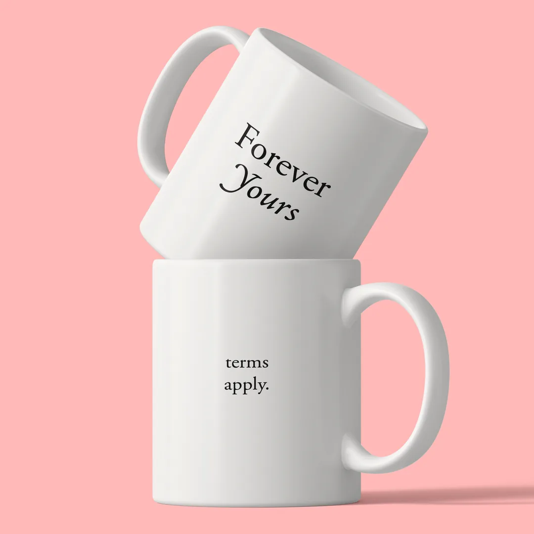 Zwei gestapelte Forever Yours Tassen vor rosa Hintergrund, oben Forever Yours, unten terms apply.