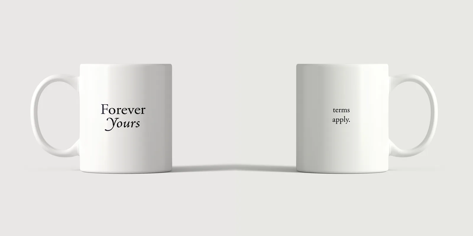 Vorderseite der Forever Yours Tasse mit Forever Yours und Rückseite mit terms apply. nebeneinander