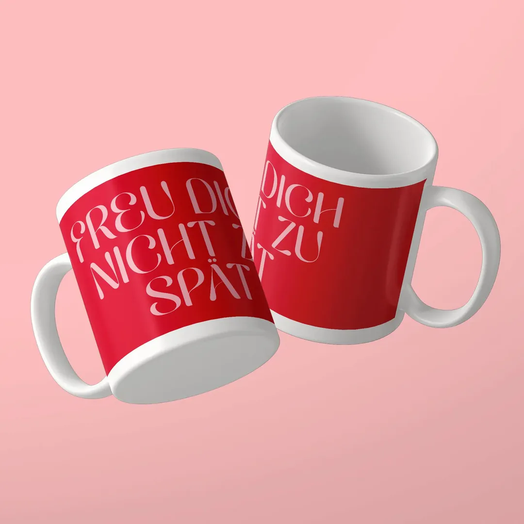Zwei rote Tassen mit dem rosa Spruch Freu dich nicht zu spät, Tasse von Studio SaySay