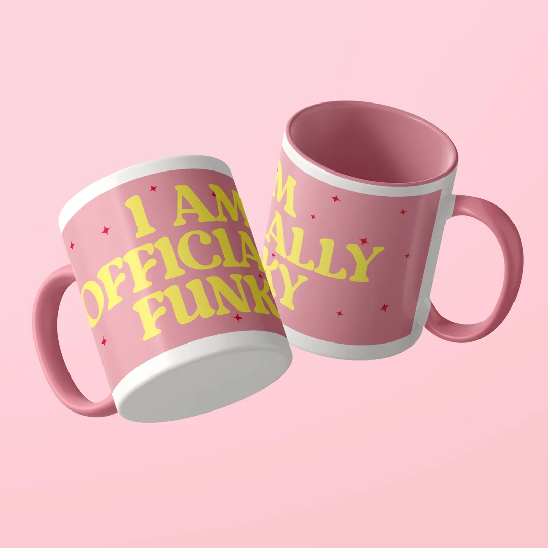Zwei rosa I Am Officially Funky Tassen mit rosa Innenseite und rosa Henkel, gelber Spruch