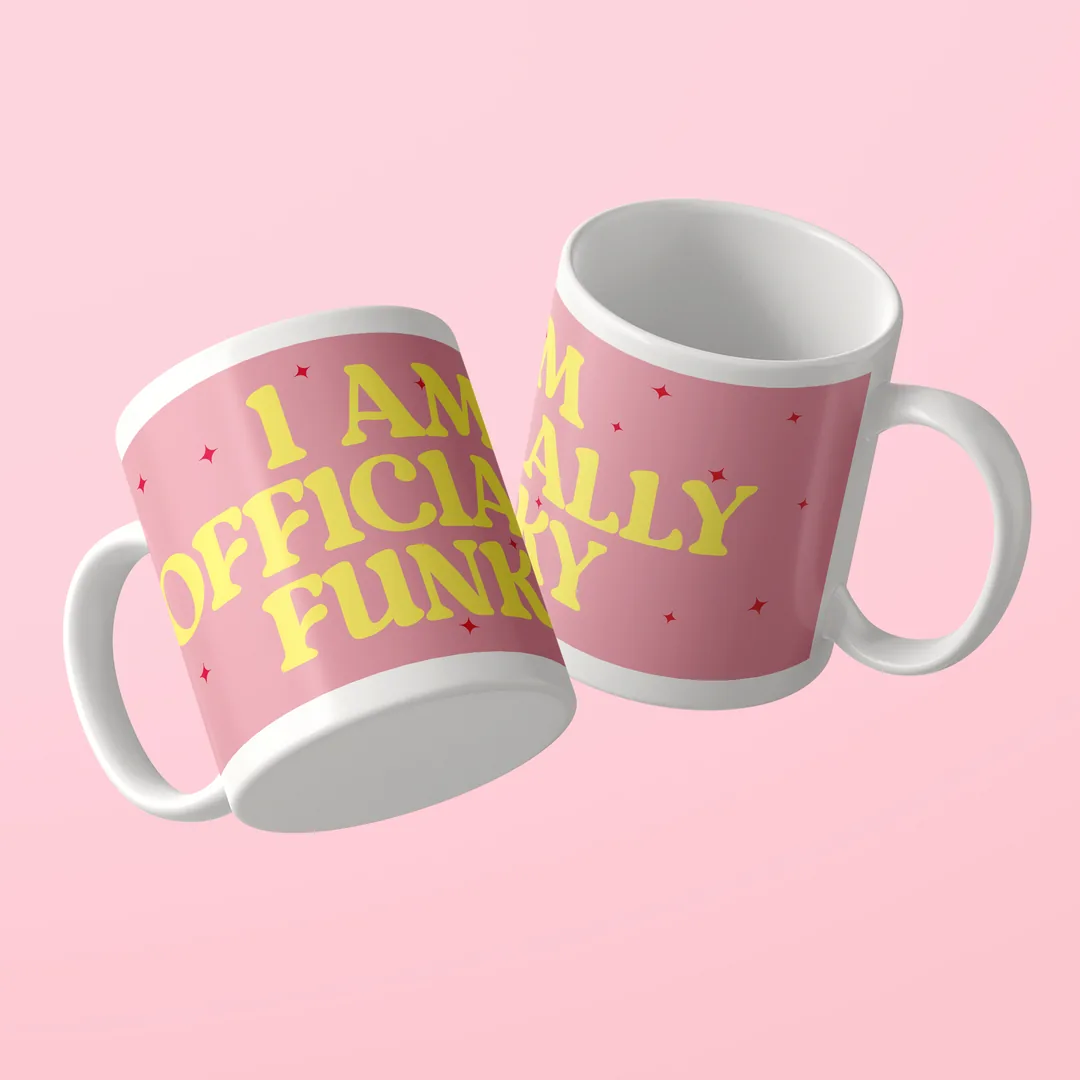 Zwei rosa I Am Officially Funky Tassen von Studio SaySay mit gelbem Spruch, innen weiß