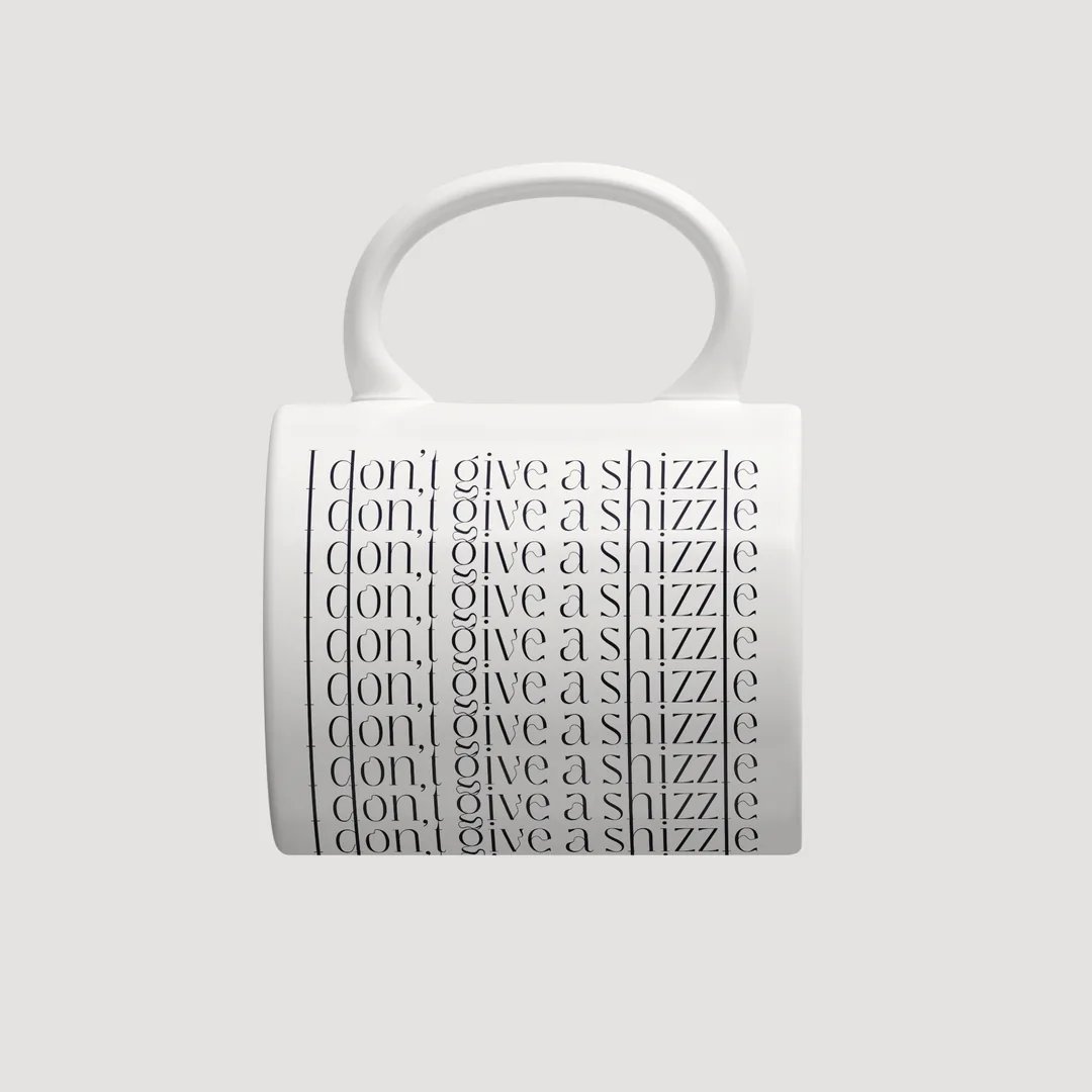 I don’t give a shizzle Tasse von oben mit dem Henkel nach oben, der Spruch Zeile für Zeile untereinander