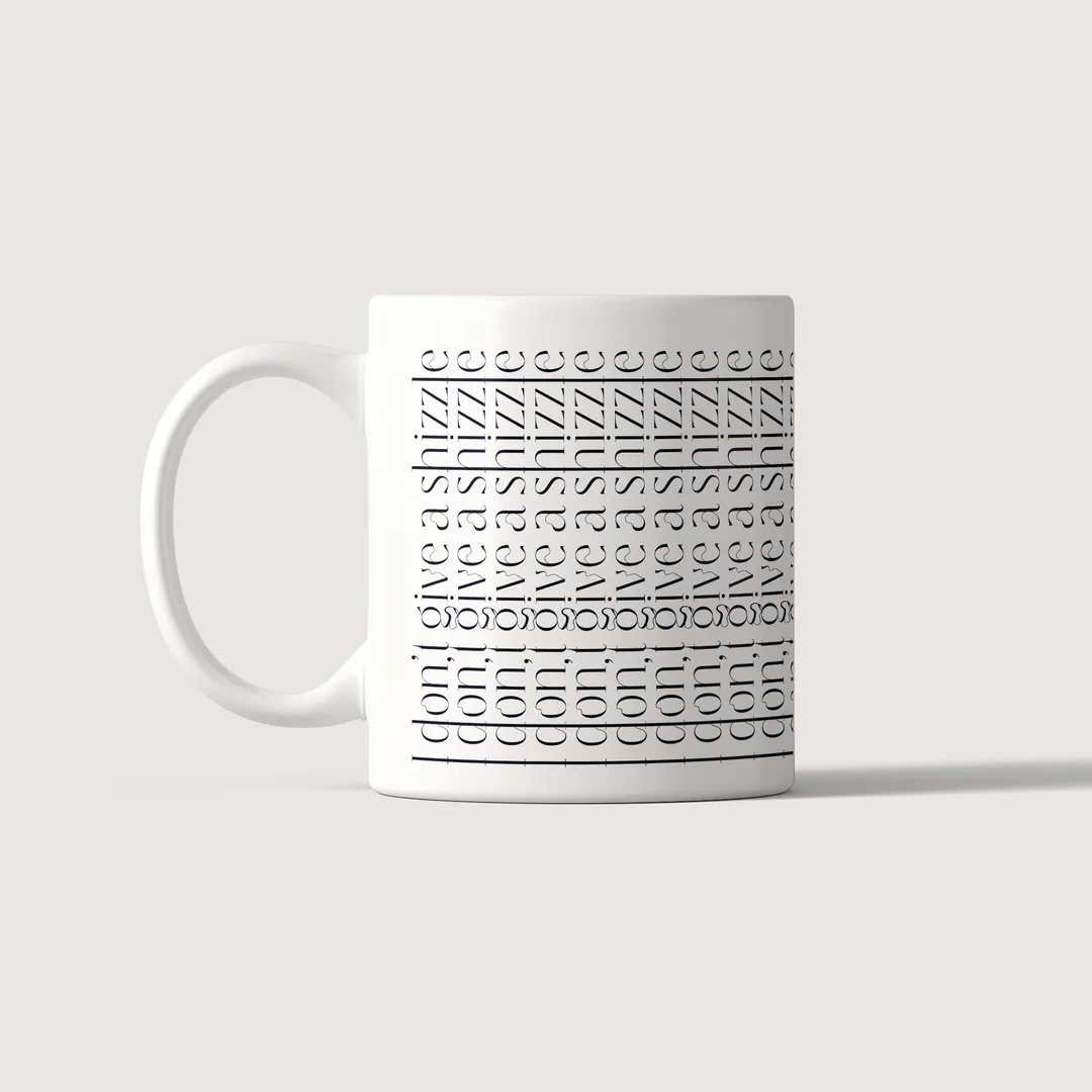 I don’t give a shizzle Tasse von vorn, die Zeilen laufen senkrecht und wirken wie feine Streifen