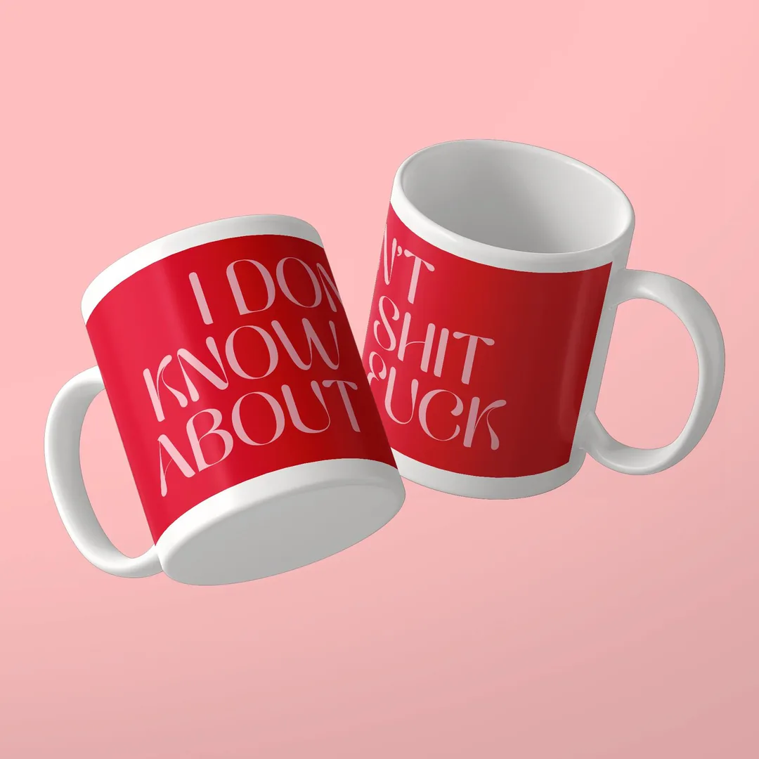 Zwei rote Tassen mit dem rosa Spruch I Don’t Know Shit About Fuck, Bürotasse von Studio SaySay