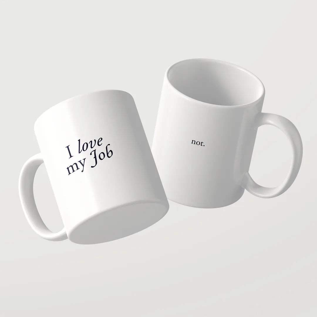 Zwei weiße I love my Job Tassen von Studio SaySay, eine zeigt I love my Job, die andere not.