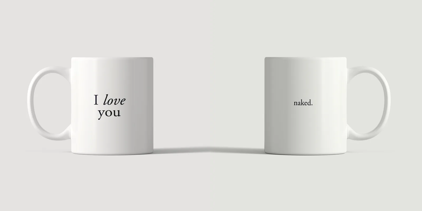 Vorderseite der Tasse mit I love you und Rückseite mit naked. nebeneinander
