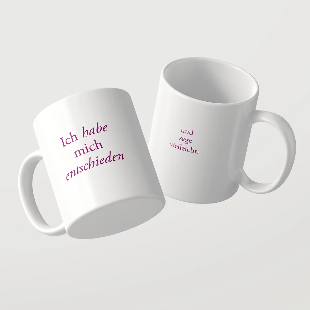 Zwei weiße Ich habe mich entschieden Tassen von Studio SaySay, vorne der Spruch in Magenta, hinten und sage vielleicht.
