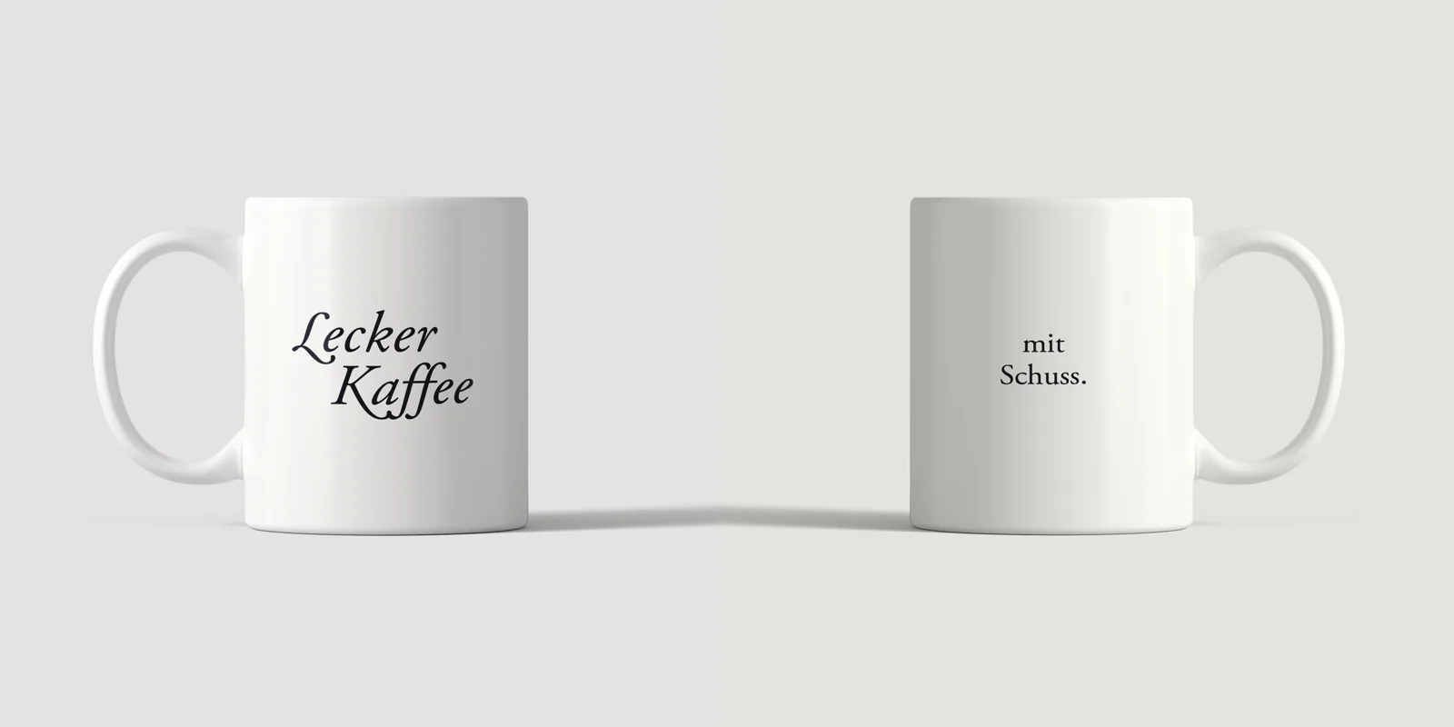 Vorderseite der Lecker Kaffee Tasse und Rückseite mit dem Nachsatz mit Schuss. nebeneinander