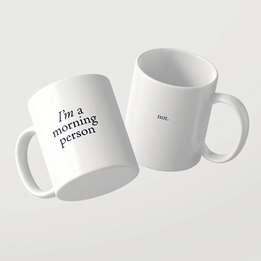 Zwei weiße I’m a Morning Person Tassen von Studio SaySay, eine zeigt den Spruch, die andere die Rückseite mit not.