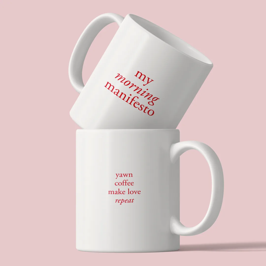 Zwei gestapelte My Morning Manifesto Tassen vor rosa Hintergrund, oben der Titel, unten das Programm