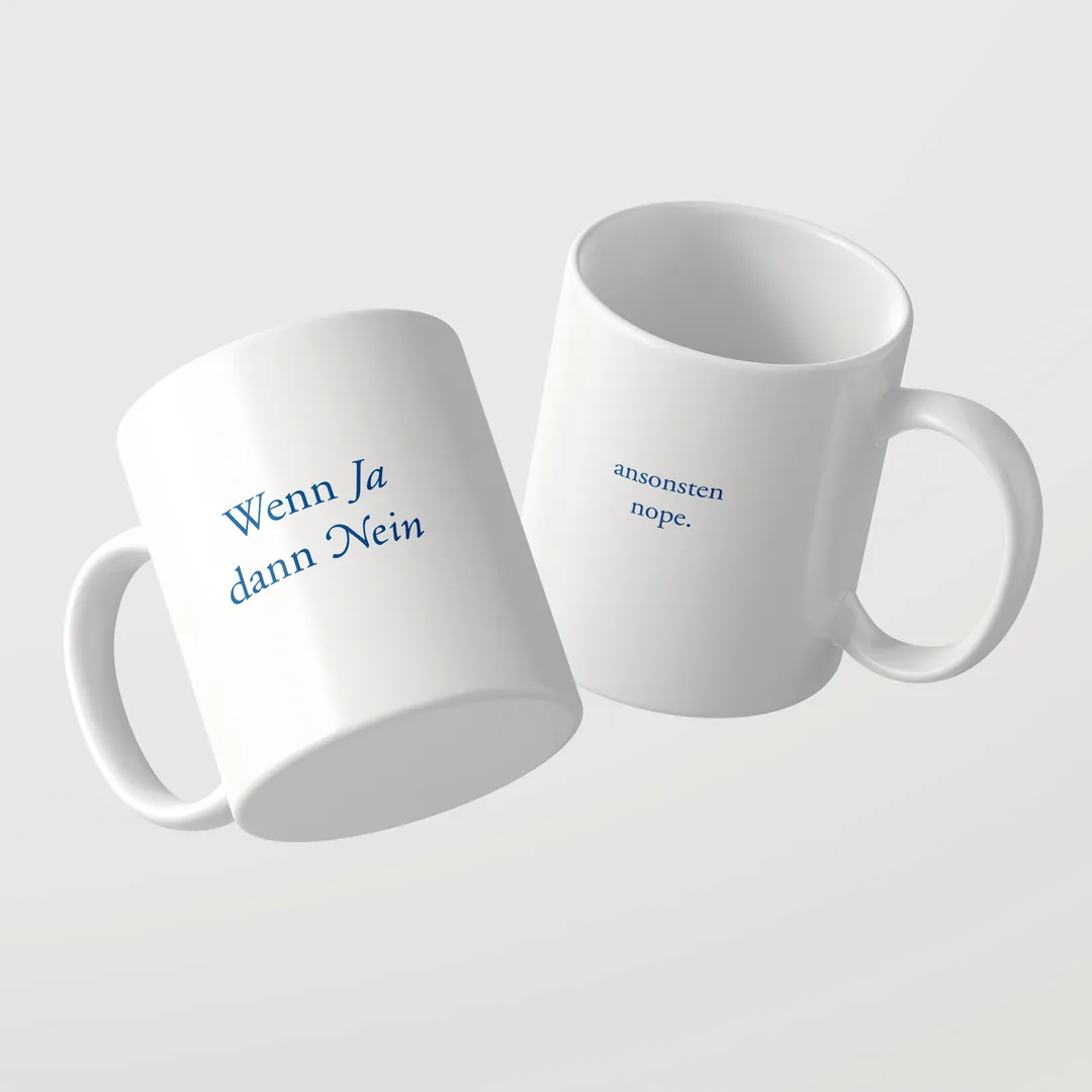 Zwei weiße Wenn Ja dann Nein Tassen von Studio SaySay, vorne blaue Serifenschrift, hinten ansonsten nope.